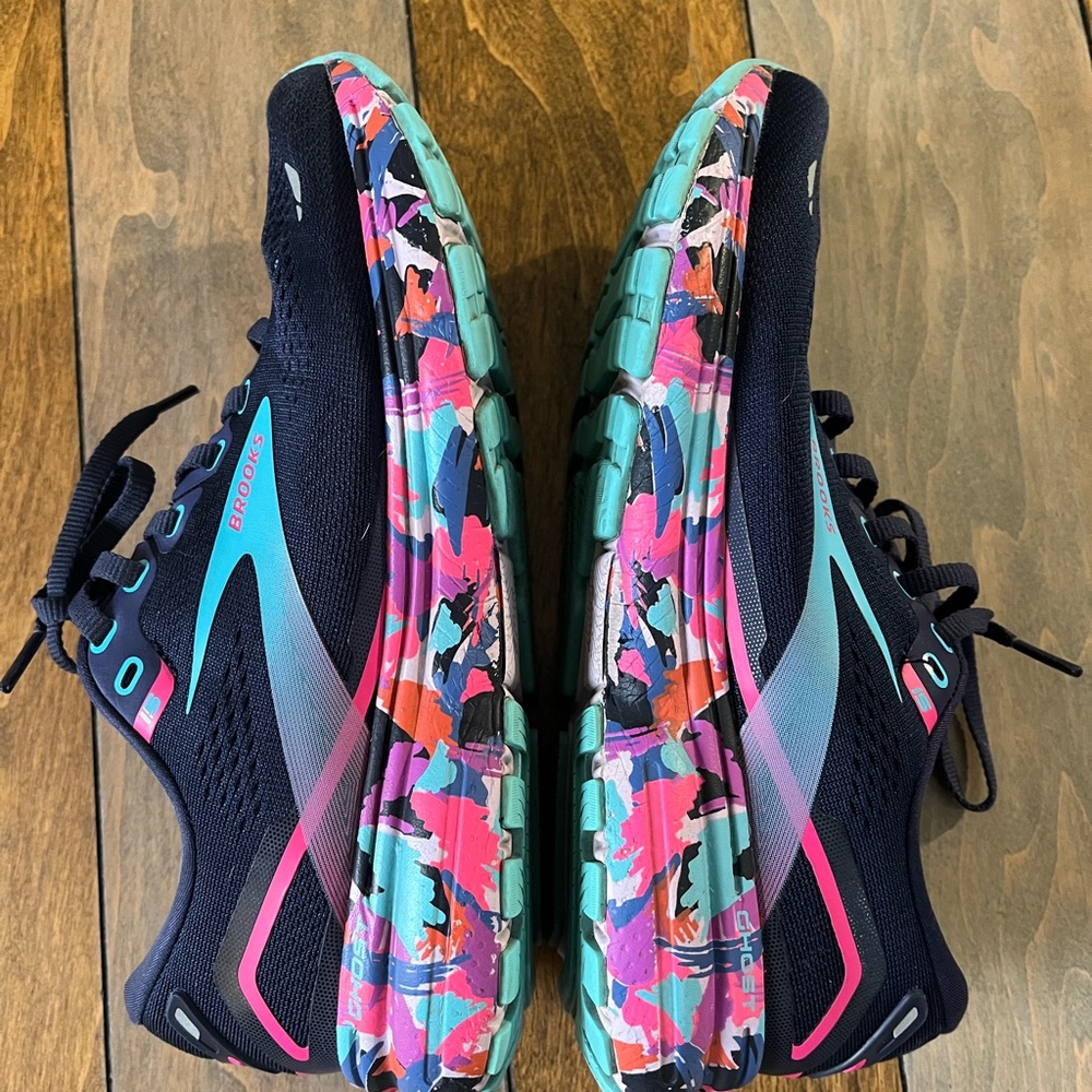 Women’s Brooks running shoes size 8 sneakers multi color